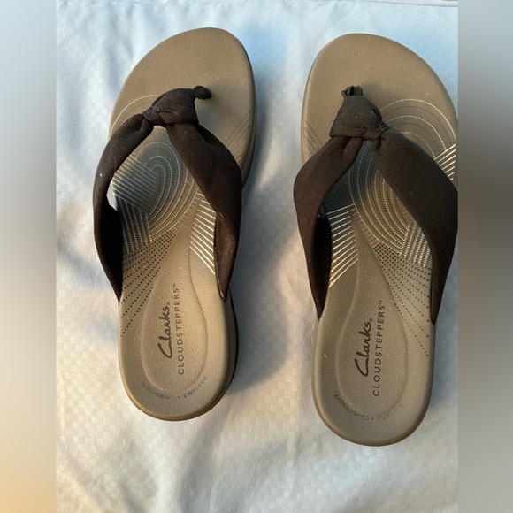 Clark’s Black NWOT flip flops. Size 7 - Picture 1 of 3